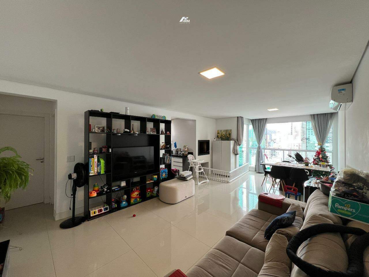 Apartamento à venda em Balneário Camboriú com 3 suítes, amplo living com churrasqueira e 3 vagas.