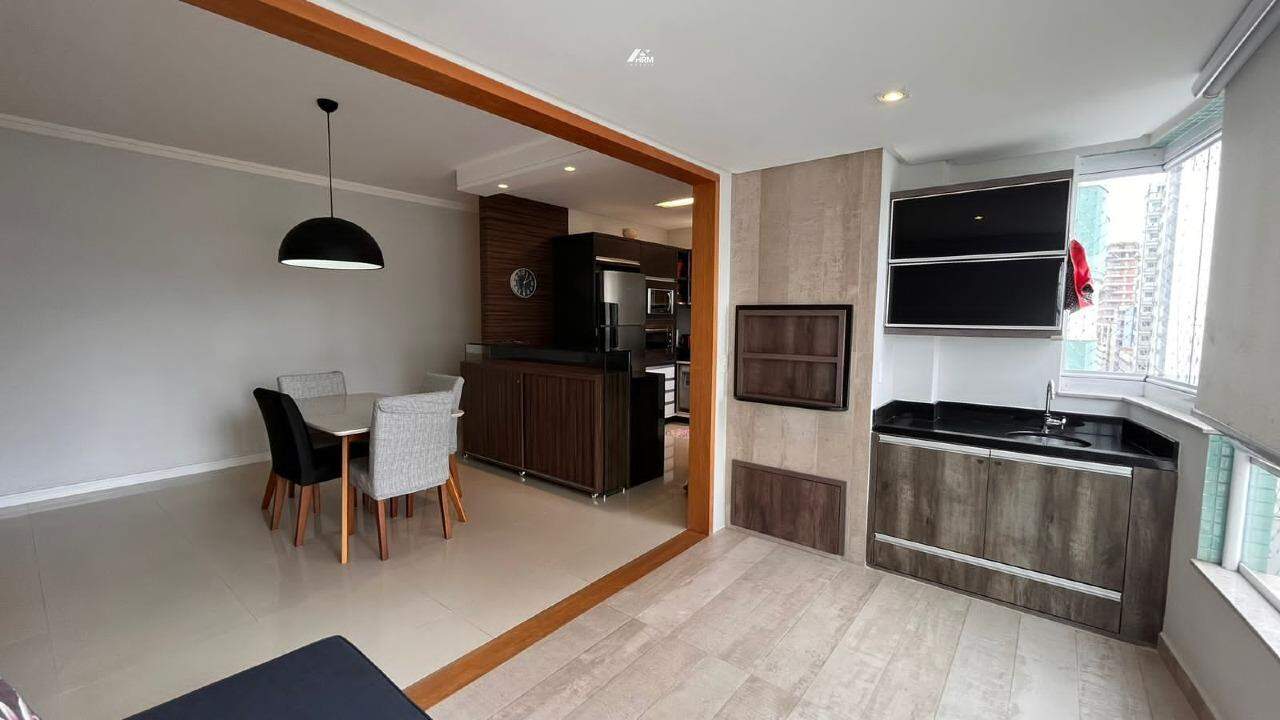 Apartamento mobiliado, 3 dormitórios, churrasqueira e 2 vagas para venda em Balneário Camboriú.