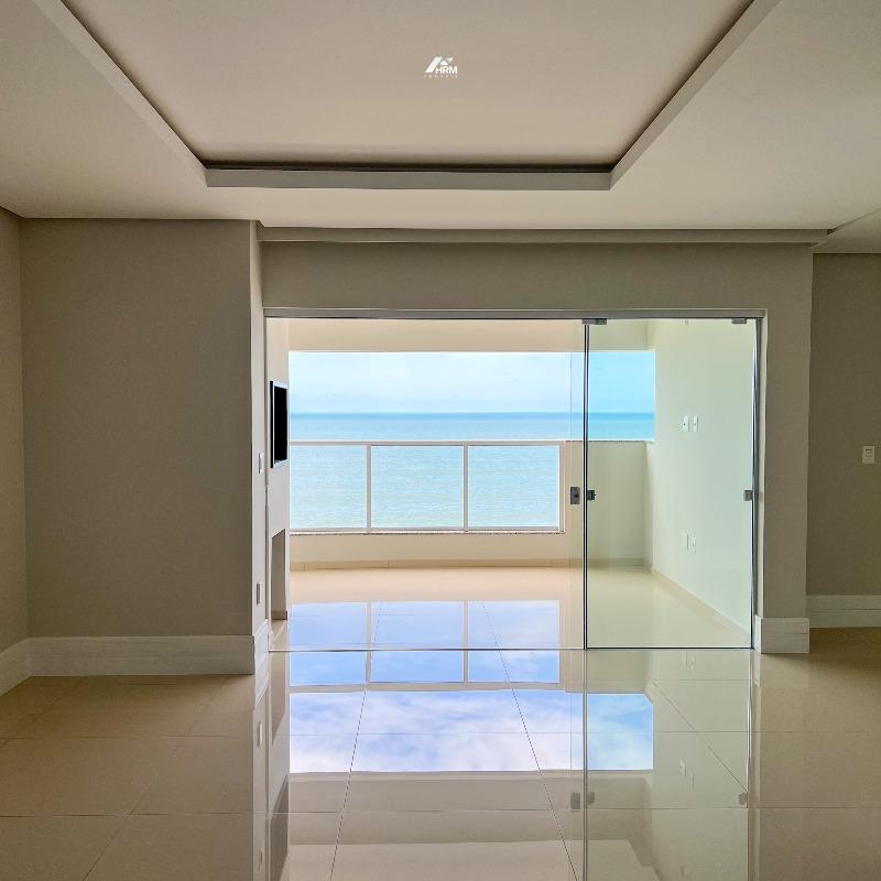 Apartamento Exclusivo: 3 Suítes, Piscina e Acesso à Praia