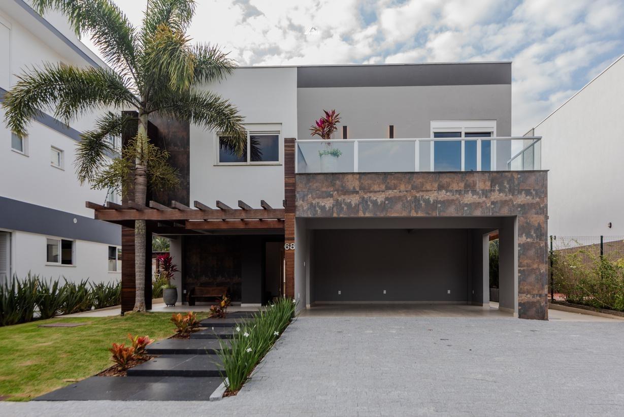 Casa de Alto Padrão com 4 Suítes e Área de Lazer Completa