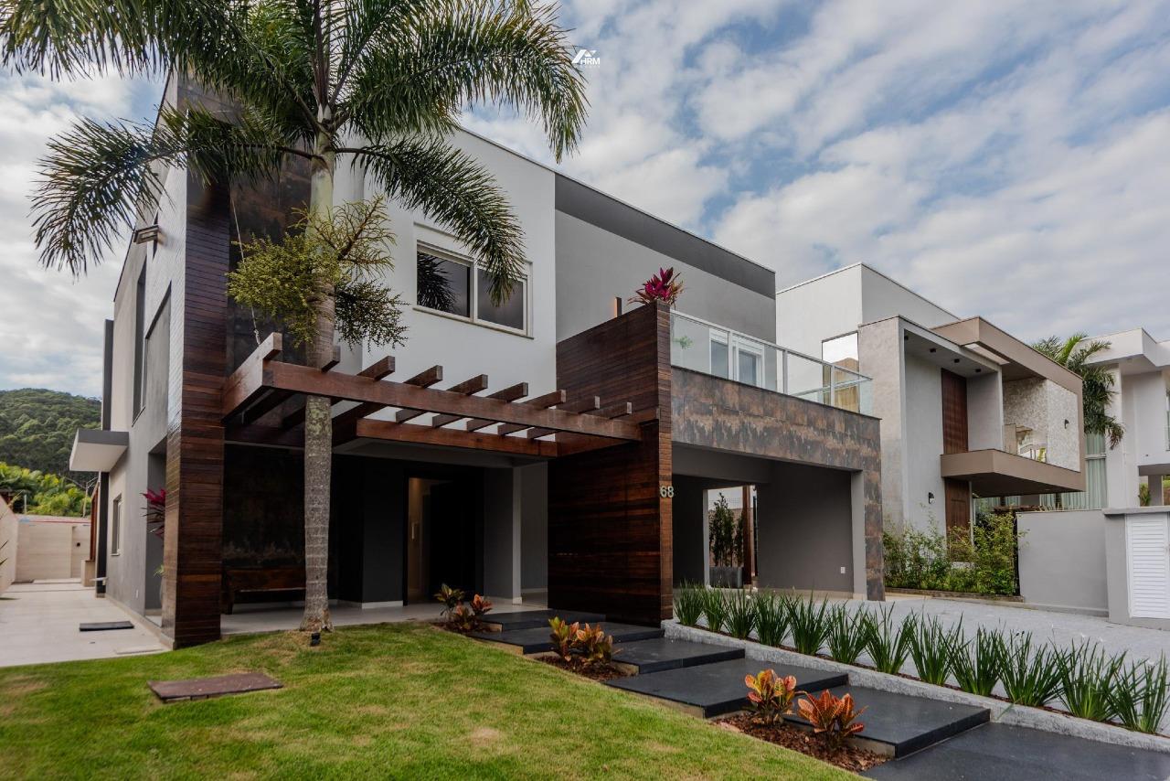 Casa de Alto Padrão com 4 Suítes e Área de Lazer Completa