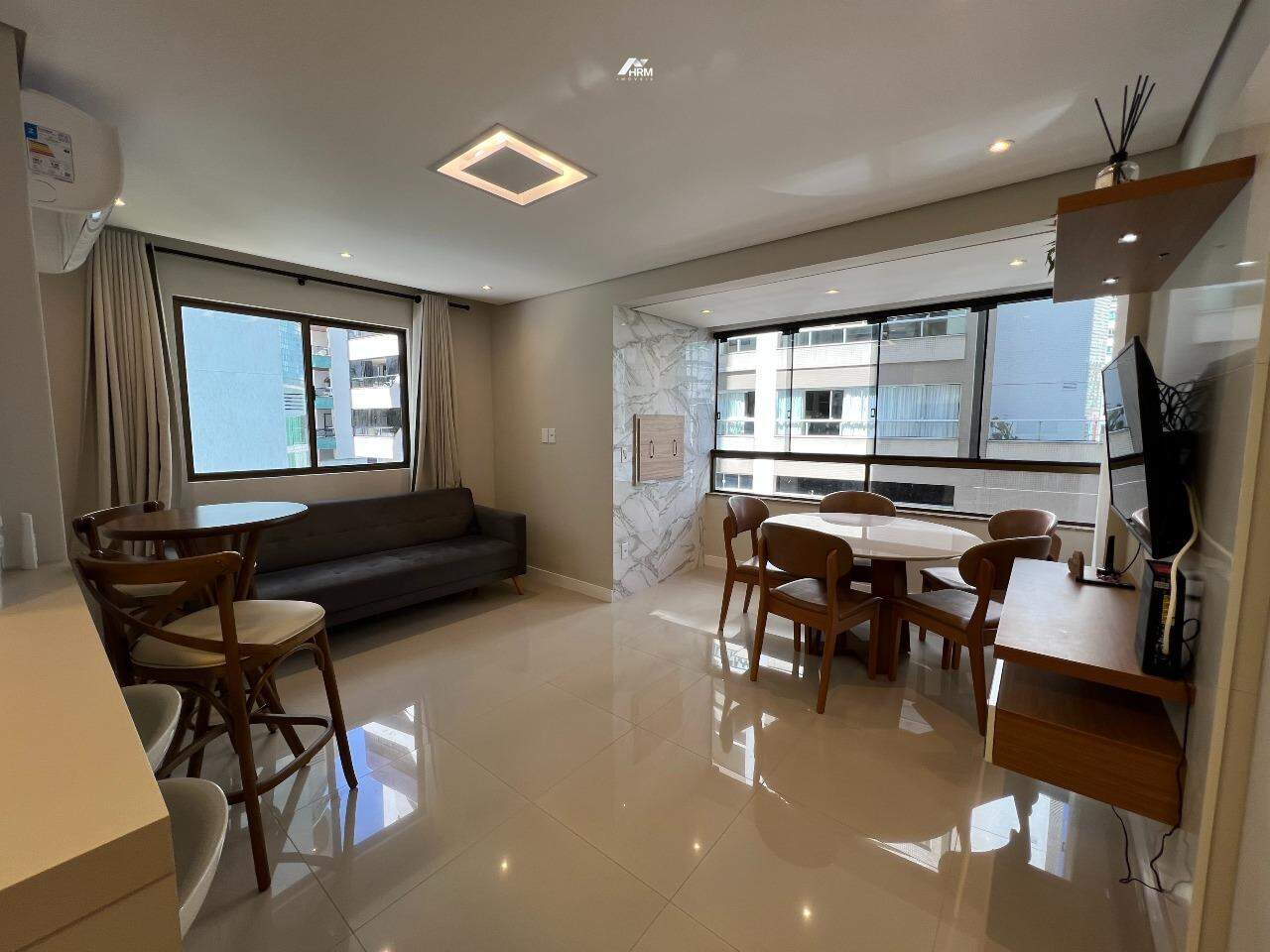 Apartamento mobiliado quadra mar 2 dormitórios, para venda em Balneário Camboriú.