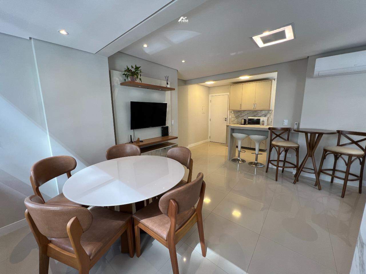 Apartamento mobiliado quadra mar 2 dormitórios, para venda em Balneário Camboriú.