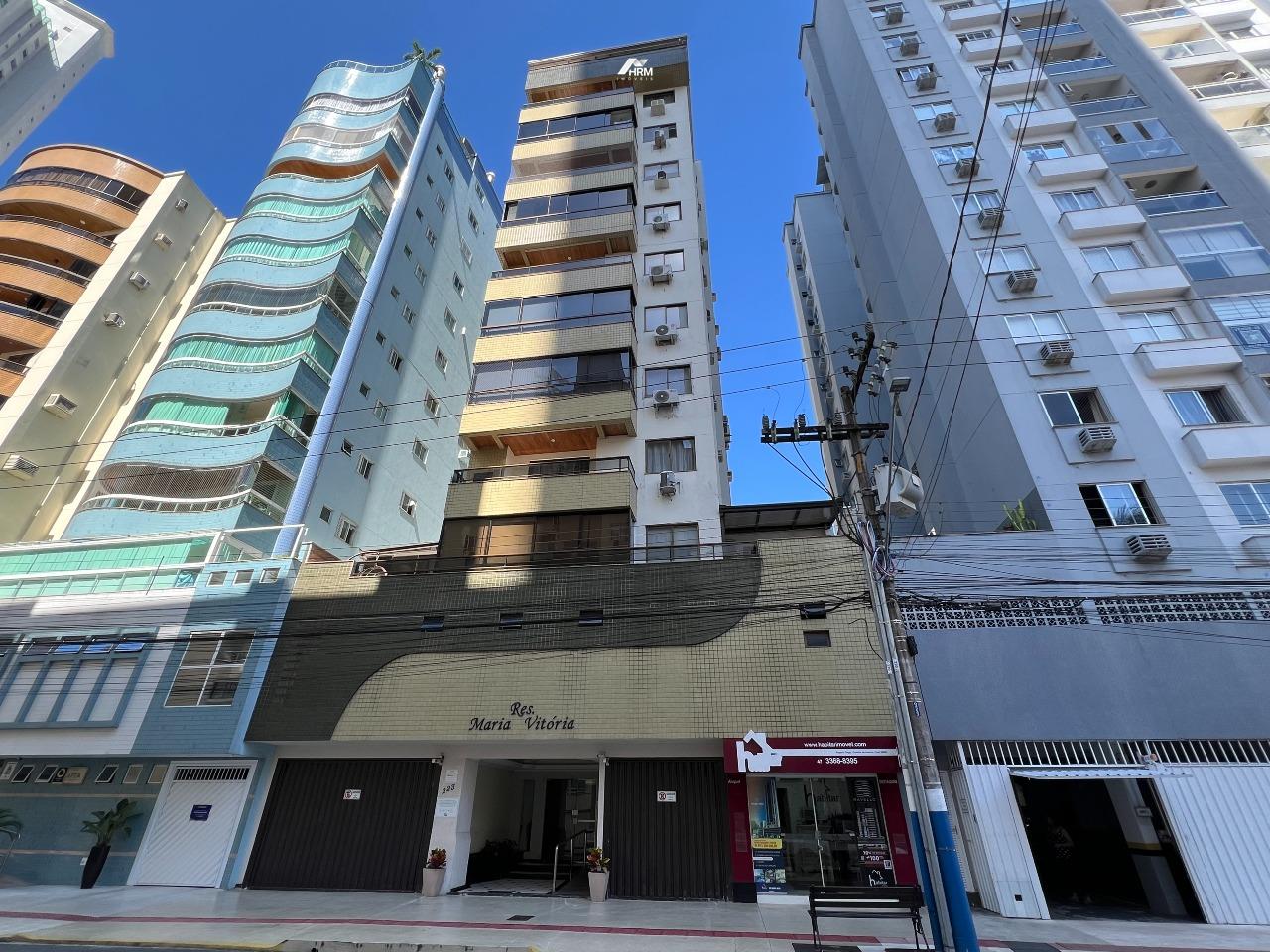 Apartamento mobiliado quadra mar 2 dormitórios, para venda em Balneário Camboriú.