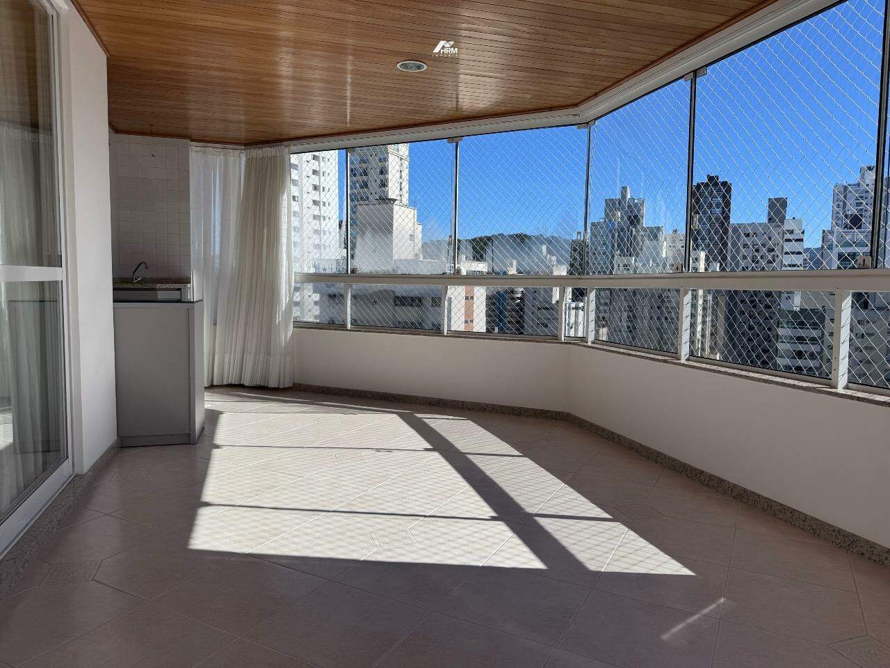 Apartamento com 03 quartos a 400m do mar em Balneário Camboriú.