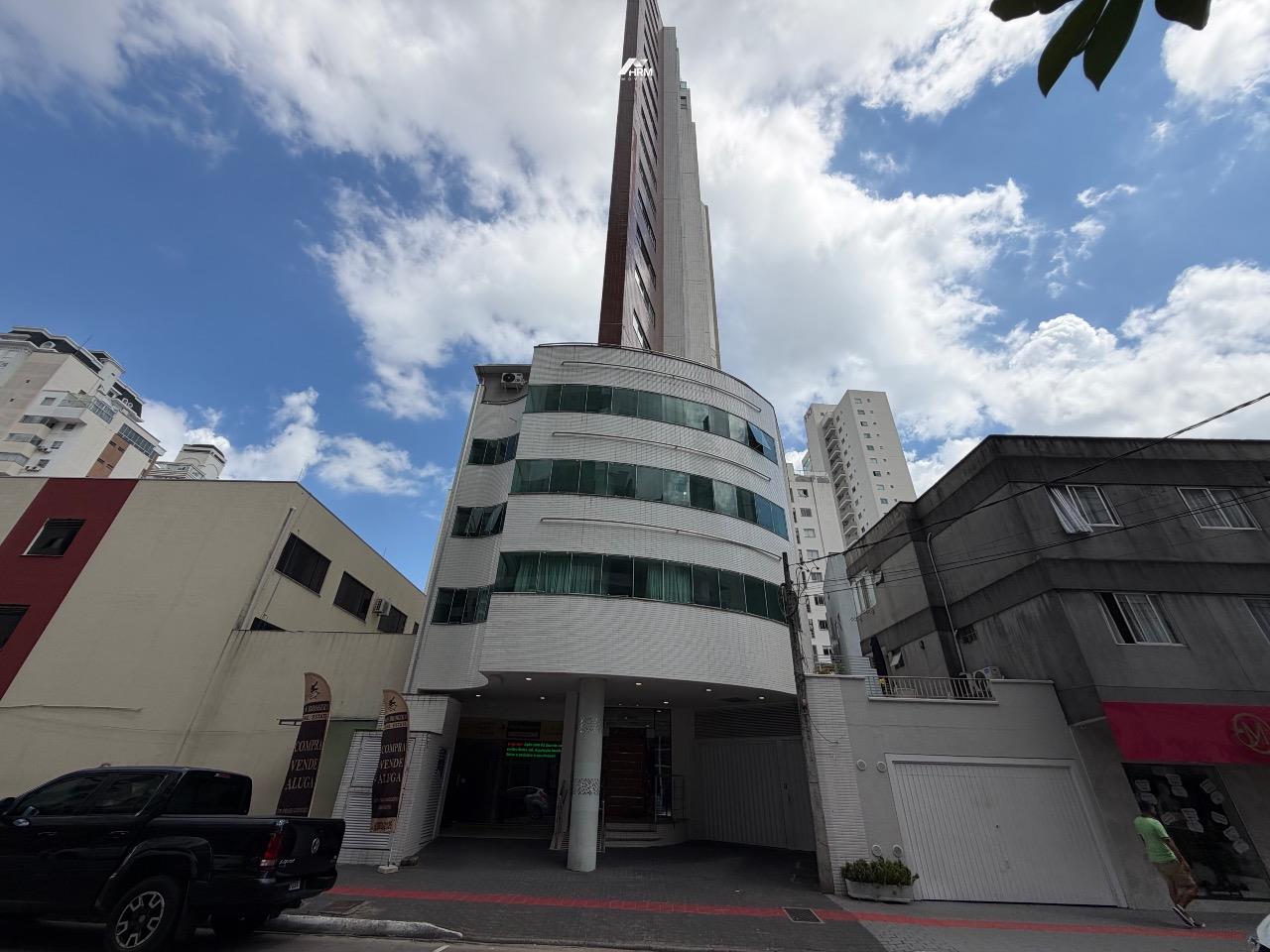 Apartamento com 3 suítes na região central de Balneário Camboriú.