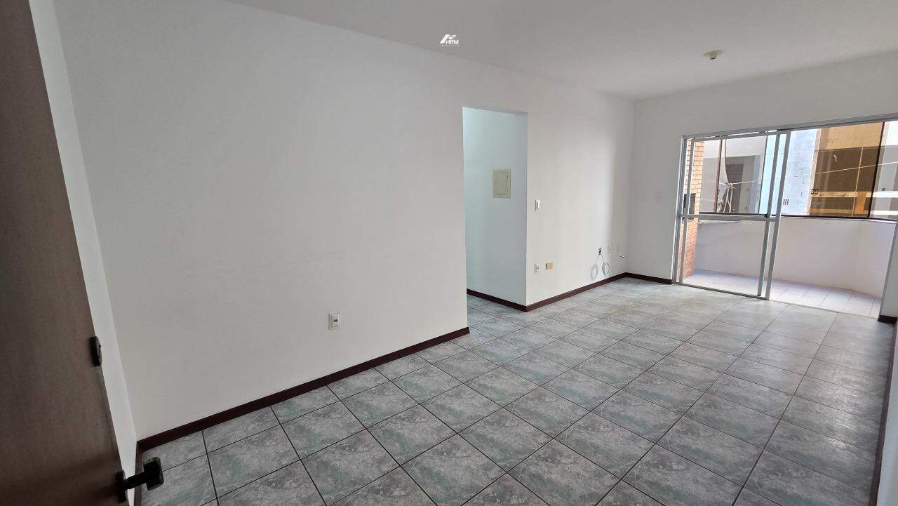 Apartamento a 400 Metros do Mar com 2 Dormitórios, Suíte e Sacada com Churrasqueira