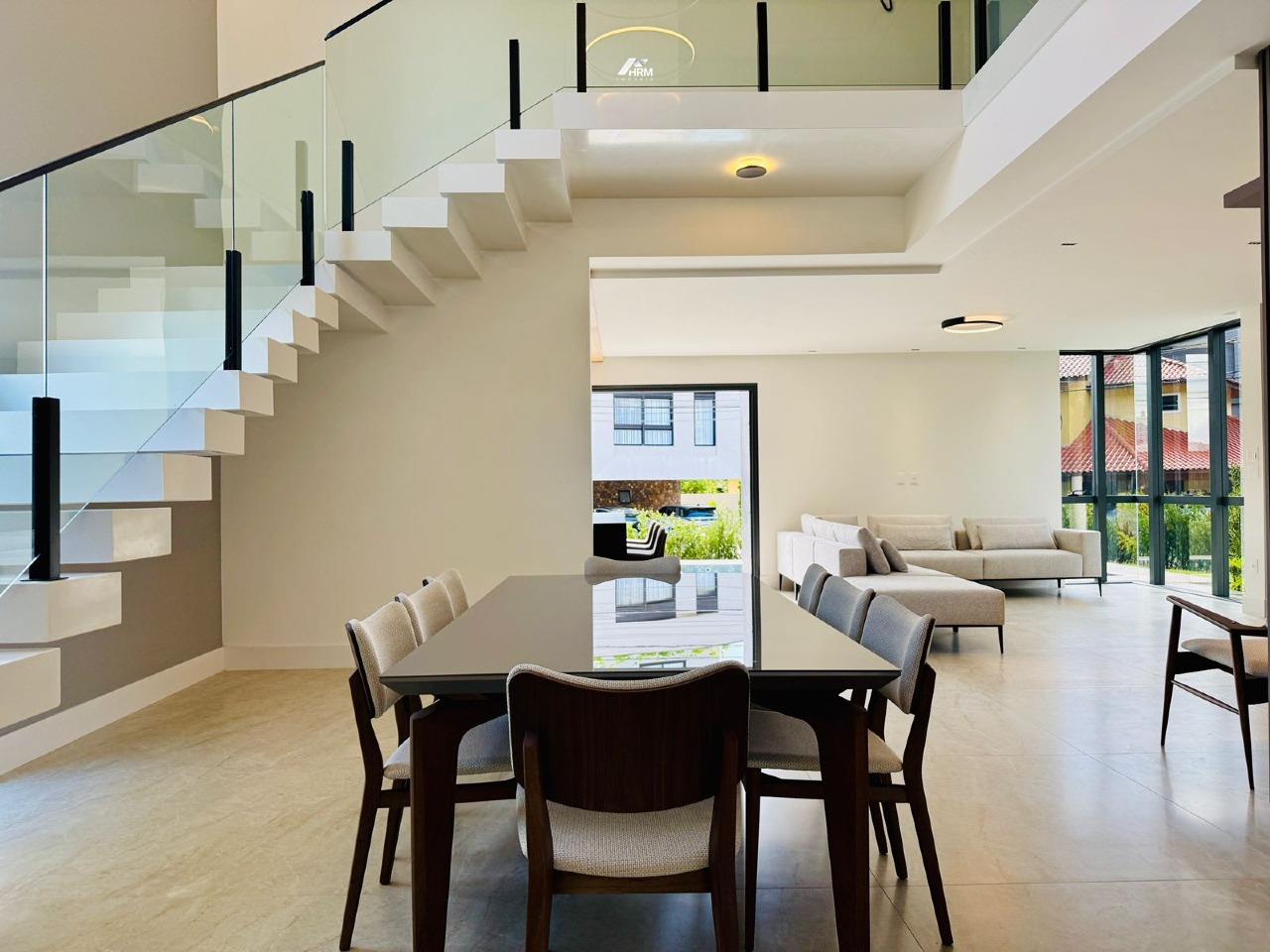Casa Exclusiva com 4 Suítes, Mezanino e Área de Lazer