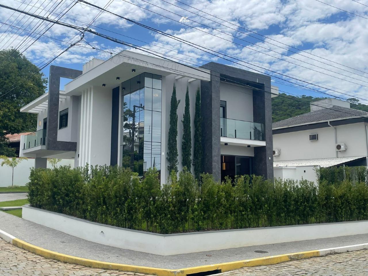 Casa Exclusiva com 4 Suítes, Mezanino e Área de Lazer
