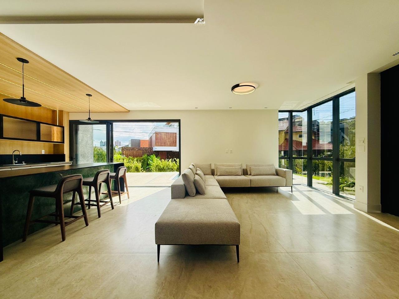 Casa Exclusiva com 4 Suítes, Mezanino e Área de Lazer