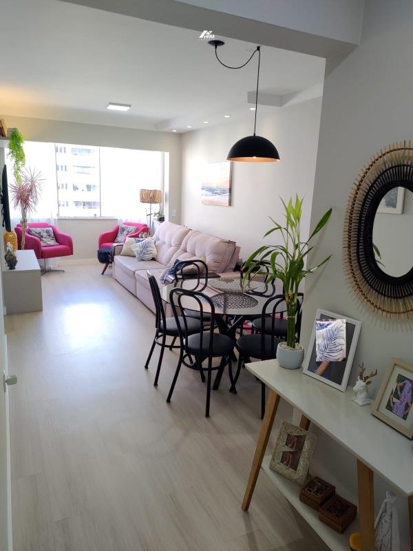 Apartamento com 2 quartos na região central de Balneário Camboriú.