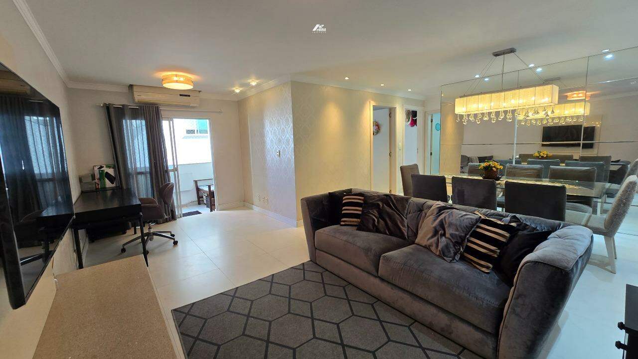 Apartamento no Centro com 2 Dormitórios, Sacada e a 350m do Mar