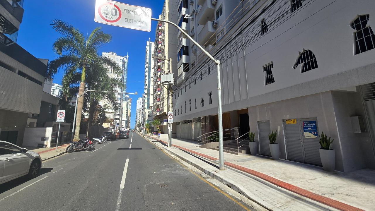 Apartamento no Centro com 2 Dormitórios, Sacada e a 350m do Mar