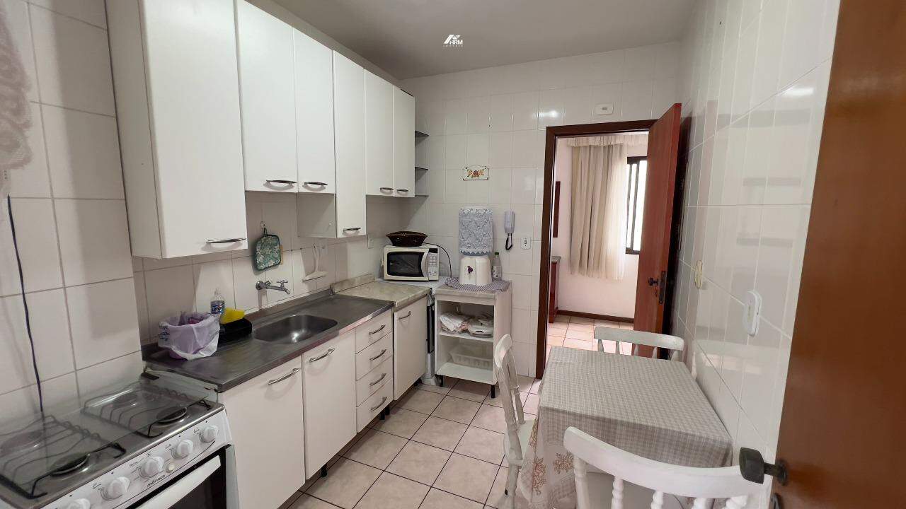 Apartamento no Pioneiros a 150m do mar de Balneário Camboriú.