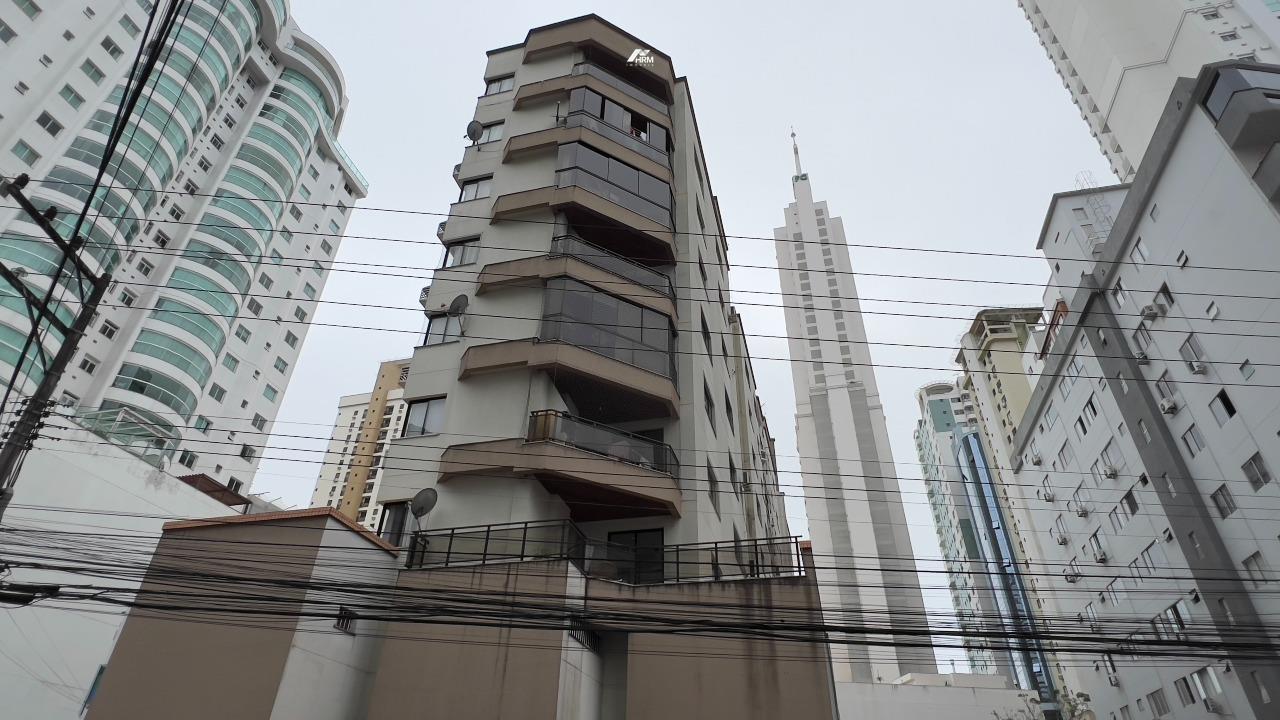 Apartamento no Pioneiros a 150m do mar de Balneário Camboriú.