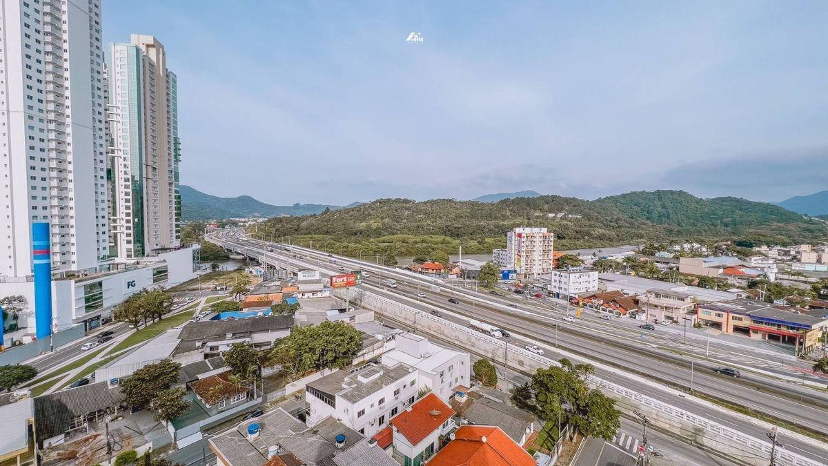 Cobertura semimobiliada com 3 suítes no Centro de Balneário Camboriú.
