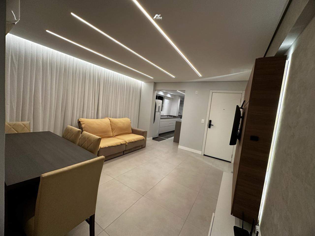 Apartamento mobiliado, equipado e decorado em prédio frente mar.