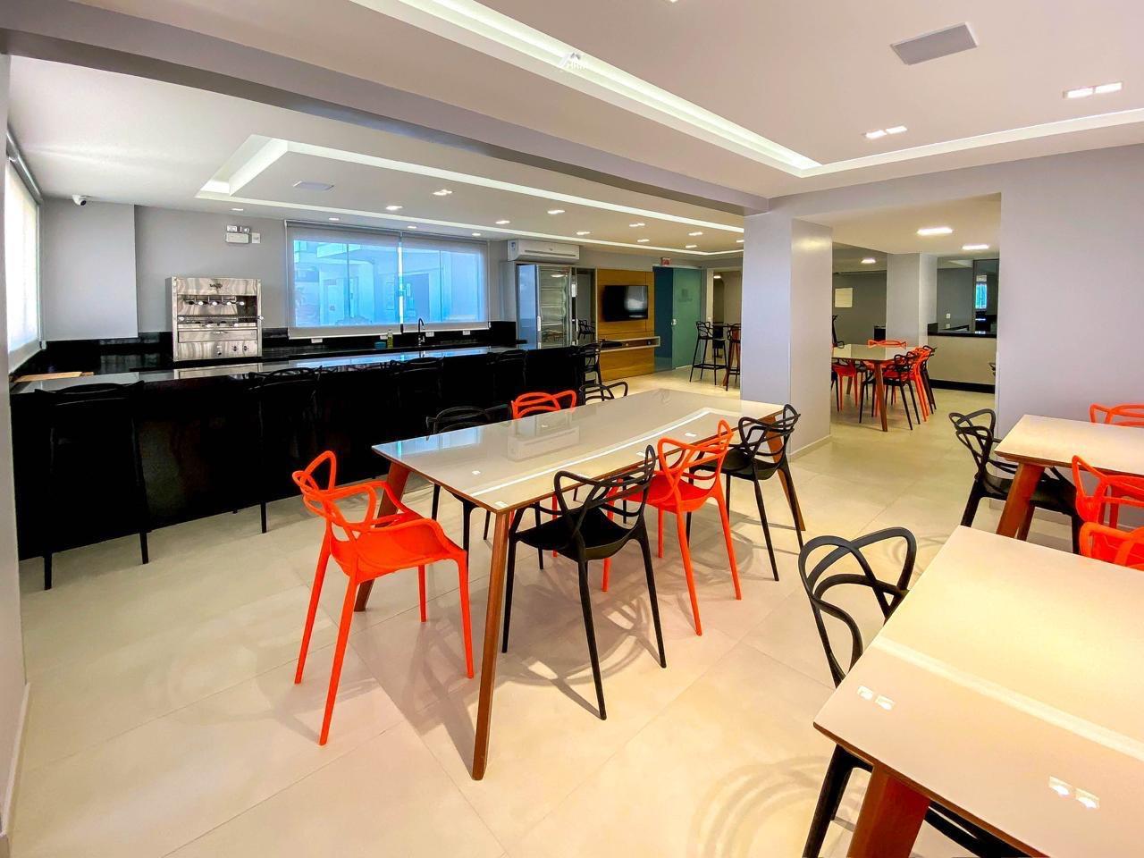 Apartamento mobiliado, equipado e decorado em prédio frente mar.