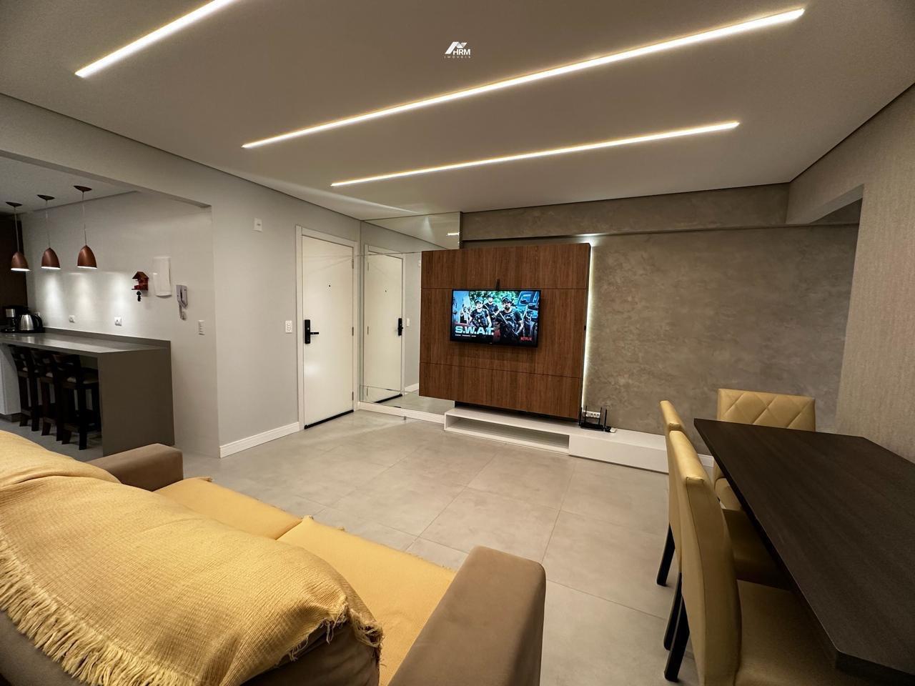 Apartamento mobiliado, equipado e decorado em prédio frente mar.