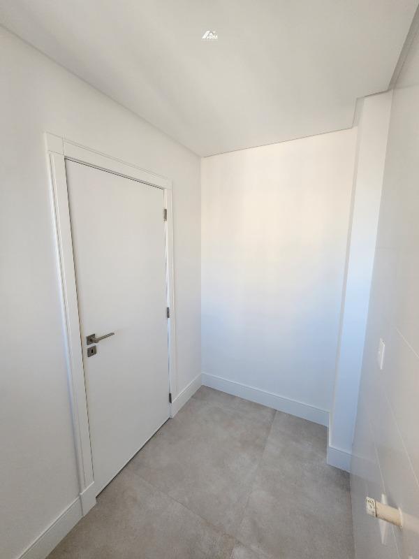 Apartamento alto padrão em Meia Praia com