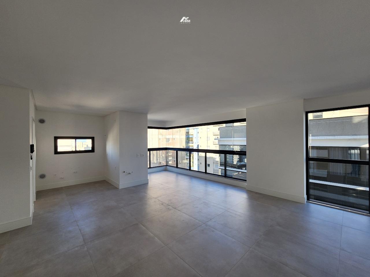 Apartamento alto padrão em Meia Praia com