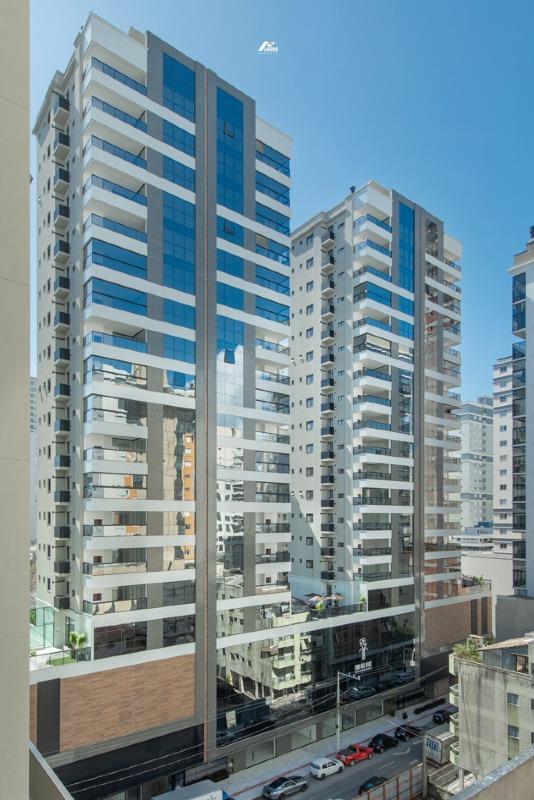 Apartamento alto padrão em Meia Praia com