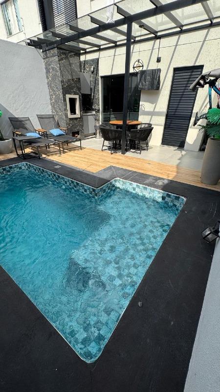 Casa mobiliada com 3 dormitórios, piscina e churrasqueira para venda, no bairro Fazenda em Itajaí-SC