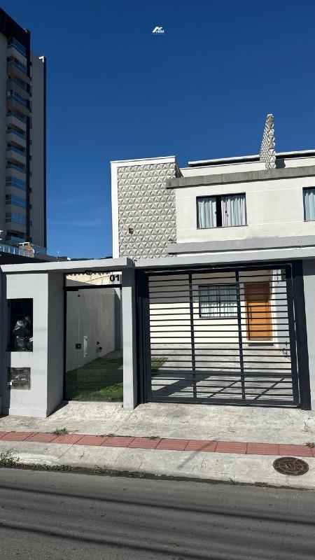 Casa mobiliada com 3 dormitórios, piscina e churrasqueira para venda, no bairro Fazenda em Itajaí-SC