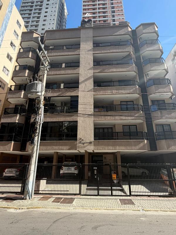 Apartamento moderno com churrasqueira, varanda e entrada para banhistas em condomínio completo