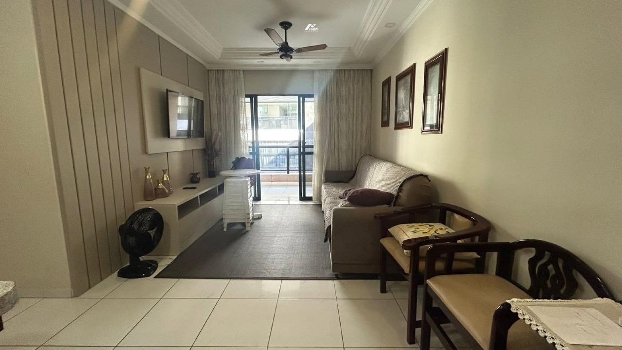 Apartamento moderno com churrasqueira, varanda e entrada para banhistas em condomínio completo