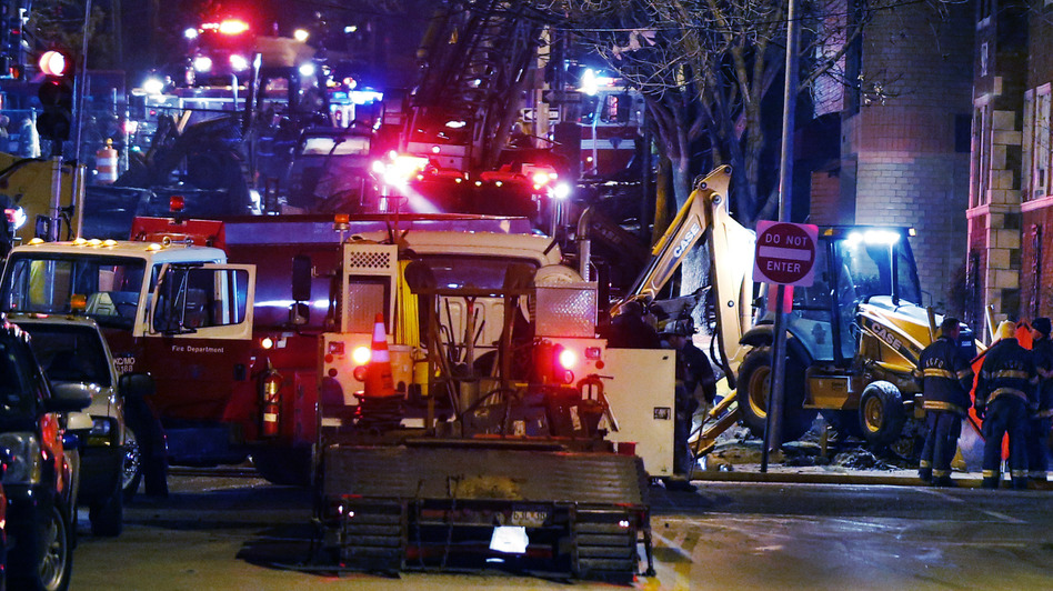Image explosion202way_wide-b96cedfd01eddf8f2786d949c6904ea14580ed3d-s6.jpg Fire fighters and utility workers at the scene of a massive gas explosion and fire Tuesday night in Kansas City, Mo. Orlin Wagner/AP