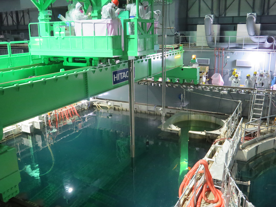 Workers remove nuclear fuel rods from a pool at the Unit 4 reactor of the Fukushima Daii-chi nuclear power plant on Monday. Handout/TEPCO Workers remove nuclear fuel rods from a pool at the Unit 4 reactor of the Fukushima Daii-chi nuclear power plant on Monday. Handout/TEPCO