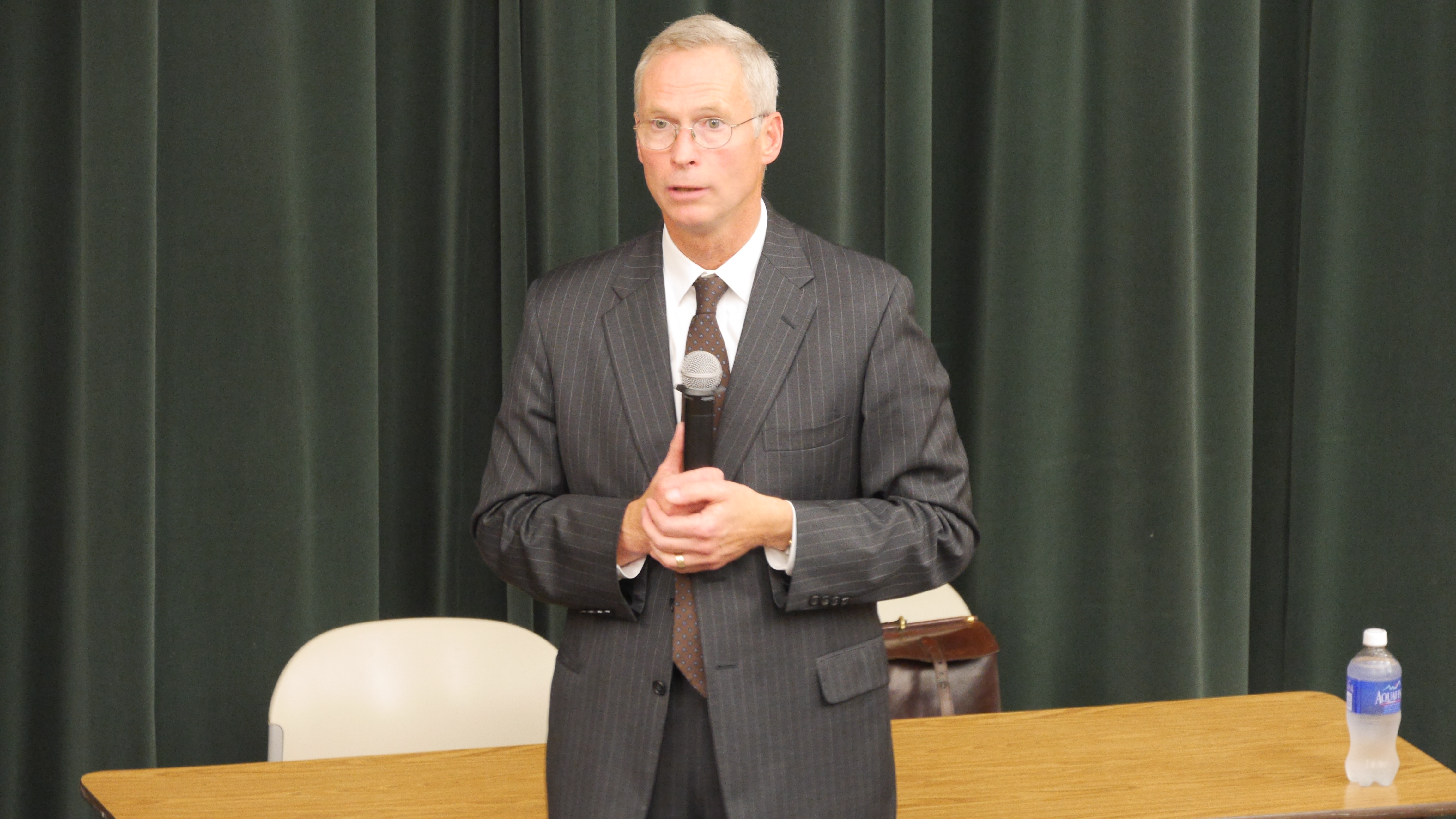 UAS faculty offers support and criticism to university president
