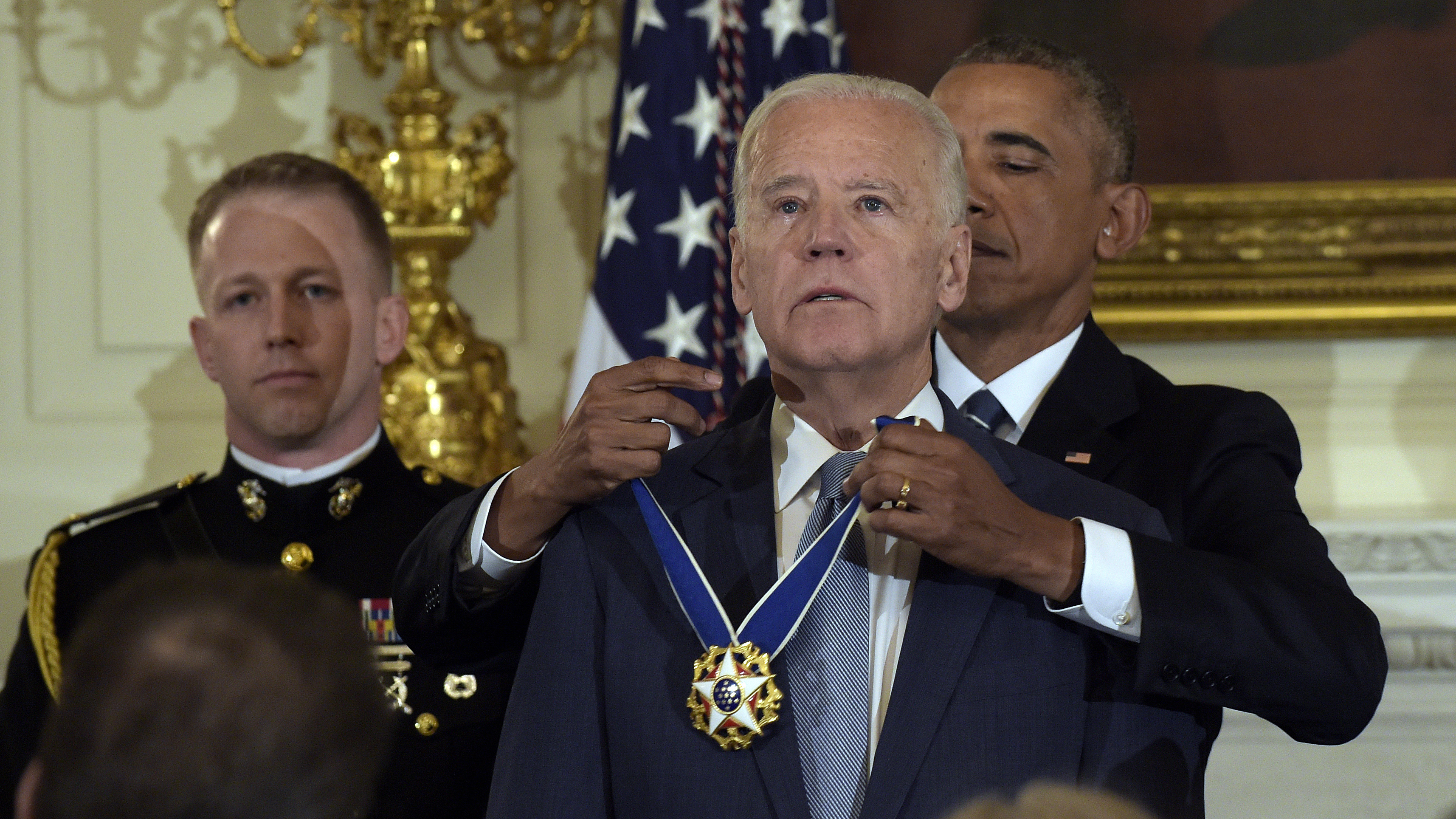 In a surprise send-off, Obama awards Biden Presidential Medal Of Freedom