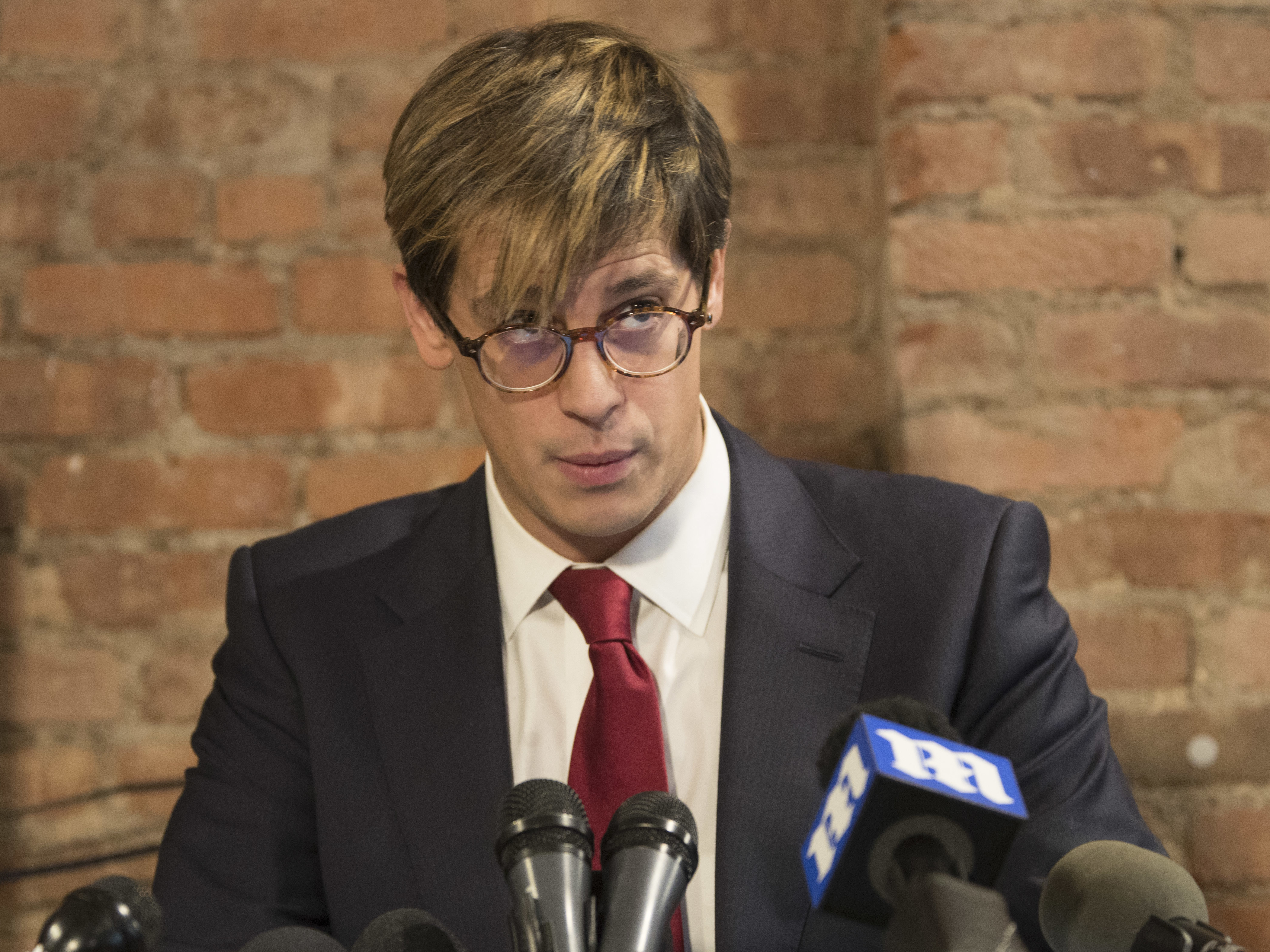 After comments on pedophilia, Breitbart editor Milo Yiannopoulos resigns