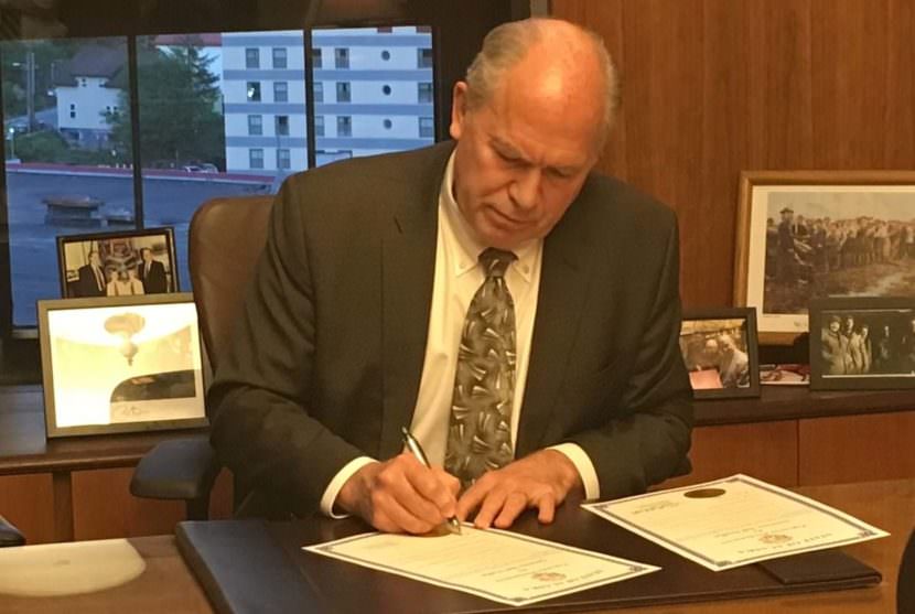 Gov. Bill Walker signs a proclamation for a special session focused on the budget and long-term spending plan, after lawmakers failed to compromise. May 17, 2017. (Photo by Andrew Kitchenman/KTOO/Alaska Public Media)