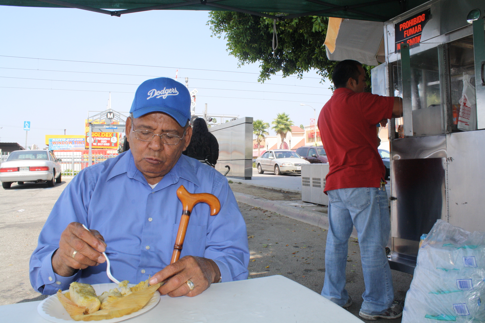 Tamales Don Pelos saboreandose sus ricos tamales estilo Defeños. (Foto Augustín Durán/Metro)
