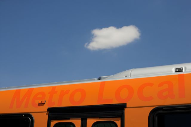 Josh Southwick Nuestro compañero Josh Southwick captó esta nube viajera sobre uno de los autobuses de Metro en la estación Norwalk de la Línea Verde del Metro alrededor de la 1:48 de la tarde. JOsh trabaja con una cámara Canon EOS-1Ds Mark II y utilizó una apertura de diafragma de 5.6 a una velocidad de 1/2000.
