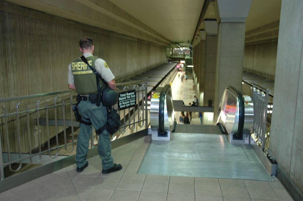 Aentes del Sheriff vigilan la Línea Roja del Metro en Union Station. (Foto José Ubaldo/El Psajero)