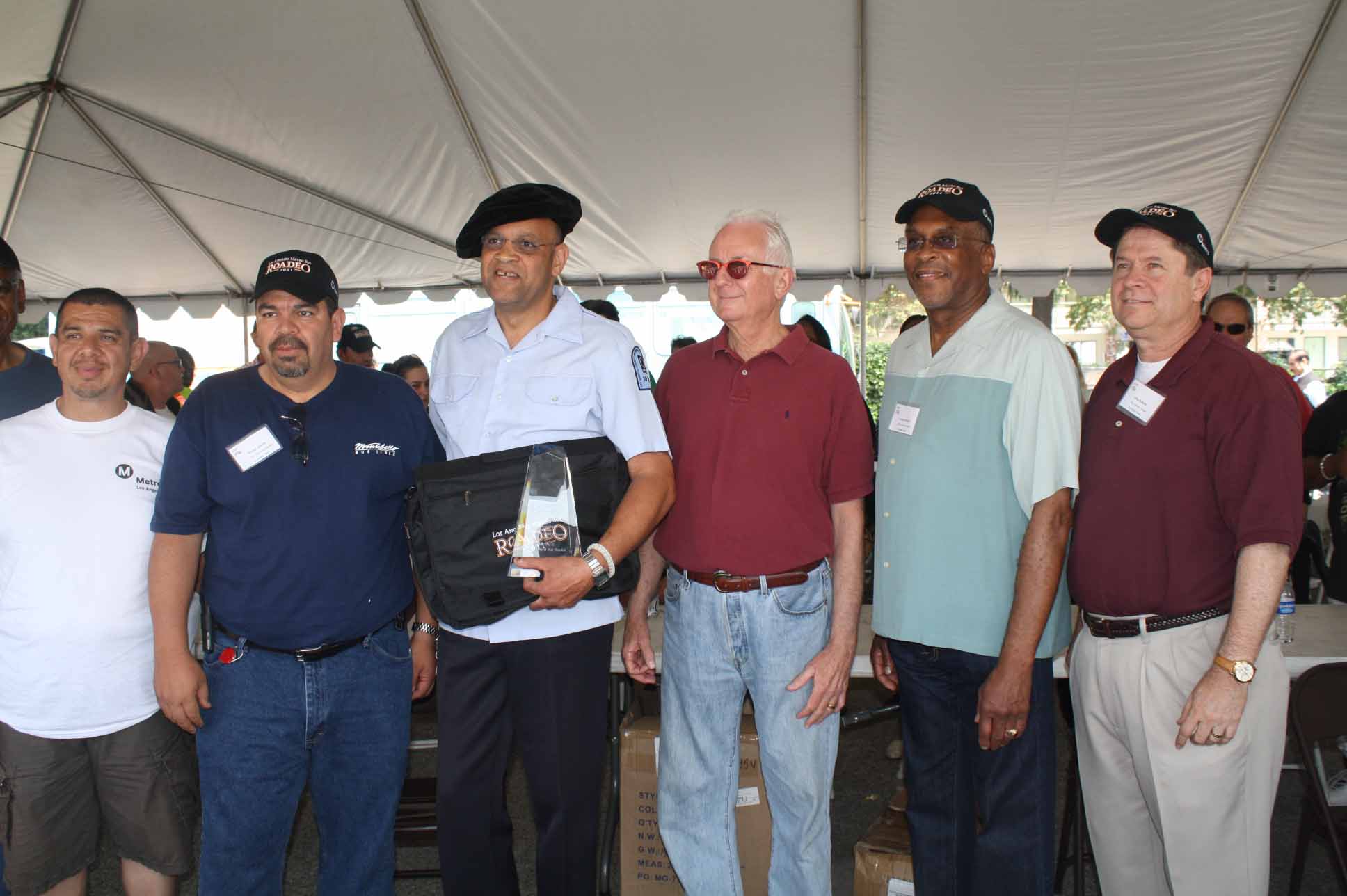 Ganador Mark Holland (centro) acompañado de Héctor Guerrero, Román Alarcón, Patl Taylor, Lonnie Mitchel y John Roberts. (Foto Agstín Durán/El Pasajero)