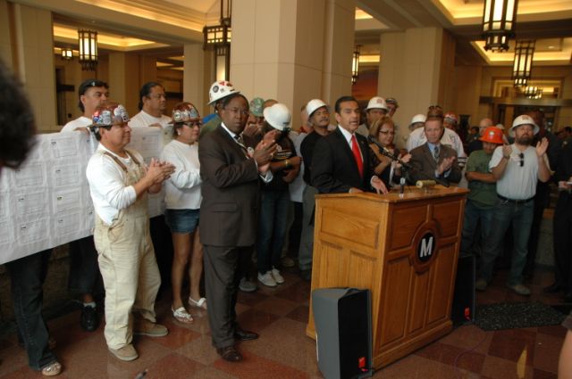 Labor Project Agreement El Alcalde Antonio Villaraigosa, el supervisor Mark Ridley-Thomas y Maria Elena Durazo, en los momentos en que fue anunciado el Acuerdo Laboral de Proyectos de Metro.