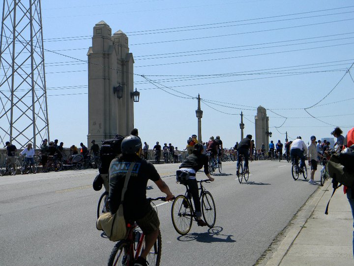 ciclavia 3 La ruta de CicLAvia pasa por el puente de la calle Primera sobre el río de Los Angeles. (Foto Ebelin Castillo/El Pasajero)