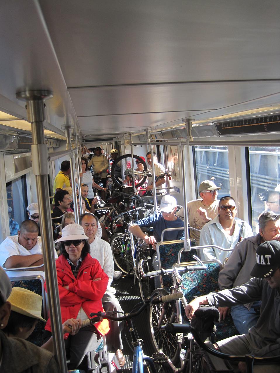 CicLAvia 10-9-11 142 Vagón de la Línea Dorada de Metro.