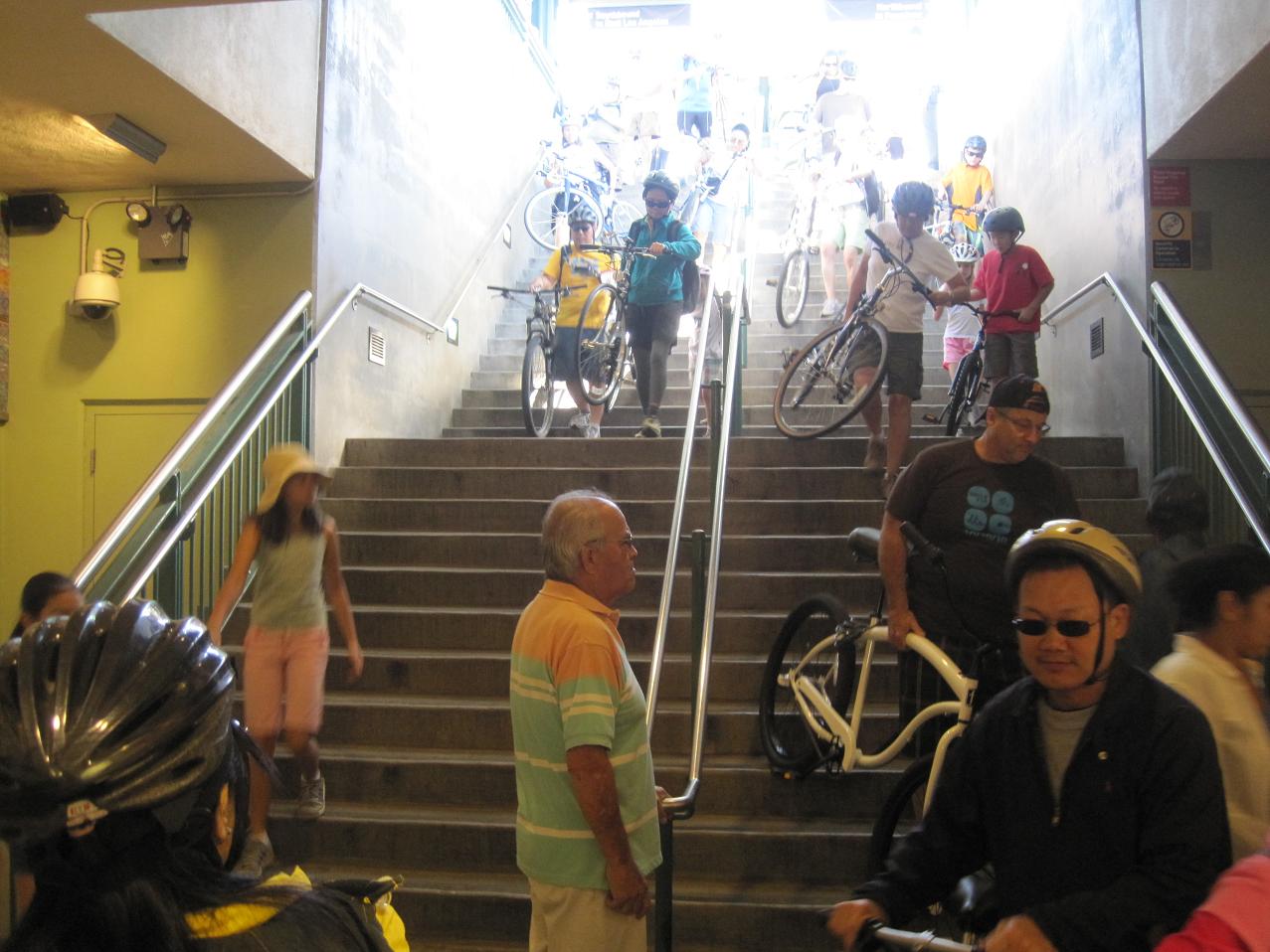 CicLAvia 10-9-11 146 Escalones hacia la plataforma en Union Station de la Línea Dorada del Metro.