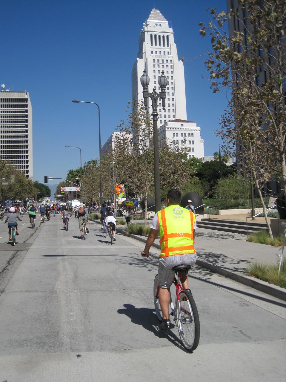 CicLAvia 10-9-11 163 Rumbo al edicio de la alcaldía en el centro de Los Angeles.