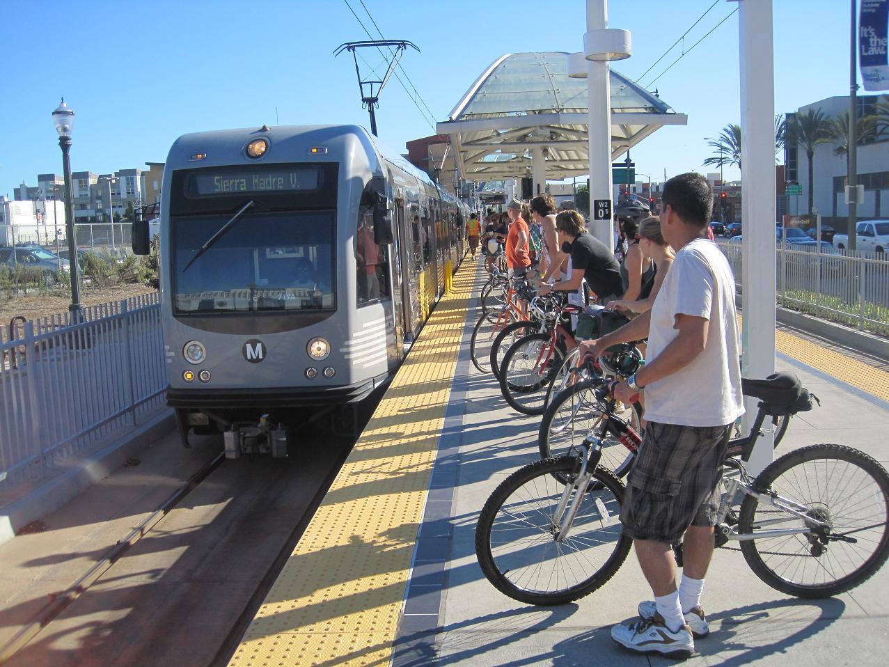 CicLAvia 10-9-11 196 Todo mundo en espera del tren en la plataforma de la estación Little Tokyo.