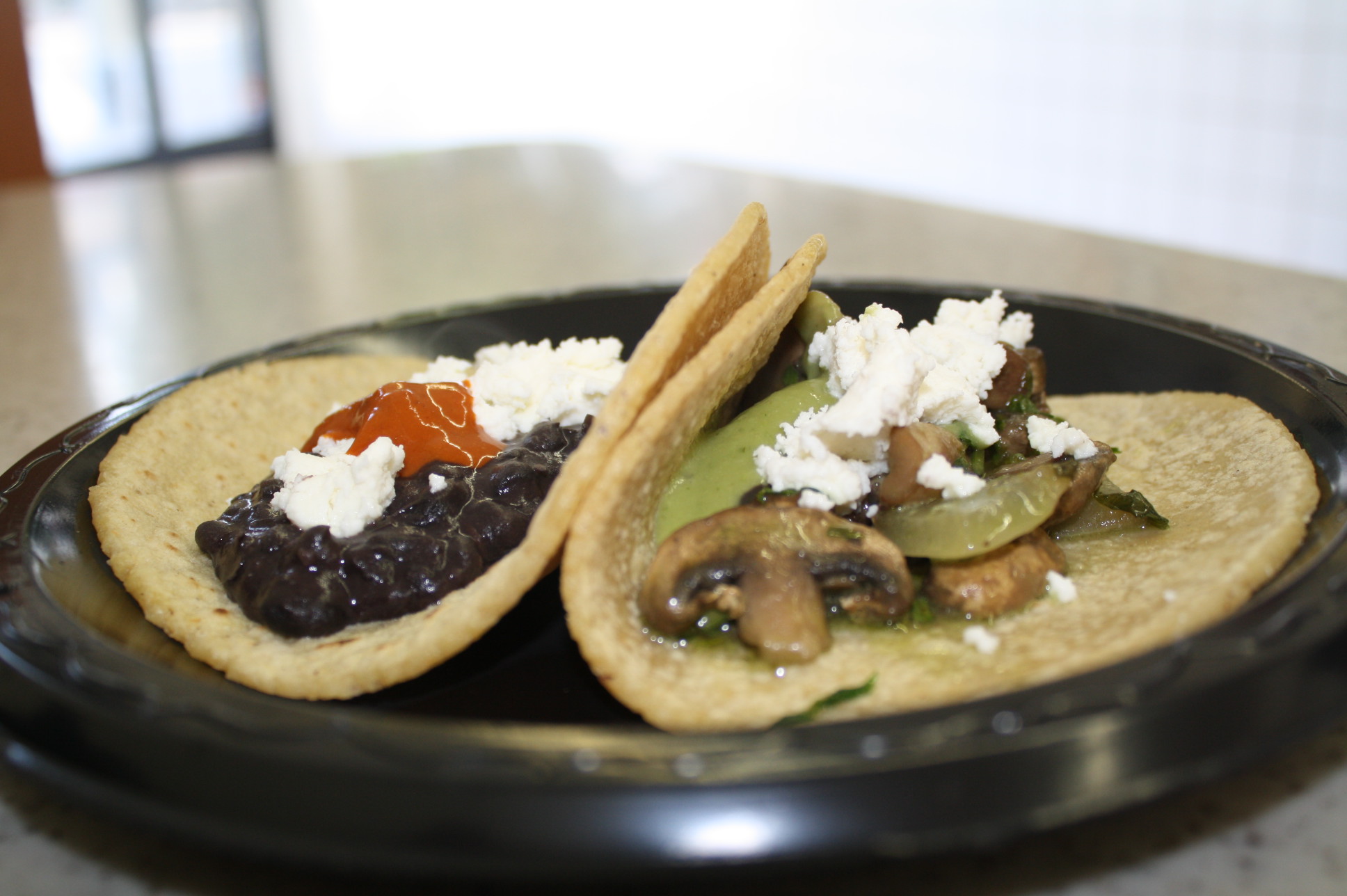 IMG_7226 Para chuparse los dedos, frijoles negros y champiñones con cilantro (Foto Agustín Durán/El Pasajero)