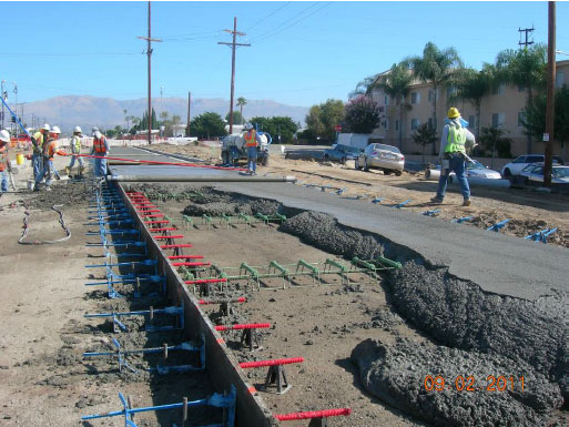 PCC_Paving Obreros de la construcción ponen concreto sobre la superficie de lo que será el carril exclusivo de autobuses en la extensión Canoga de la Línea Naranja del Metro. (Foto Metro Construction).