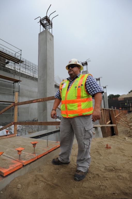 Javier Lora El trabajo de Javier como encargado de la seguridad en las zonas de construcción de Metro es muy delicado y minucioso. Nada escapa a su supervisión. (Foto Juan Ocampo/El Pasajero).