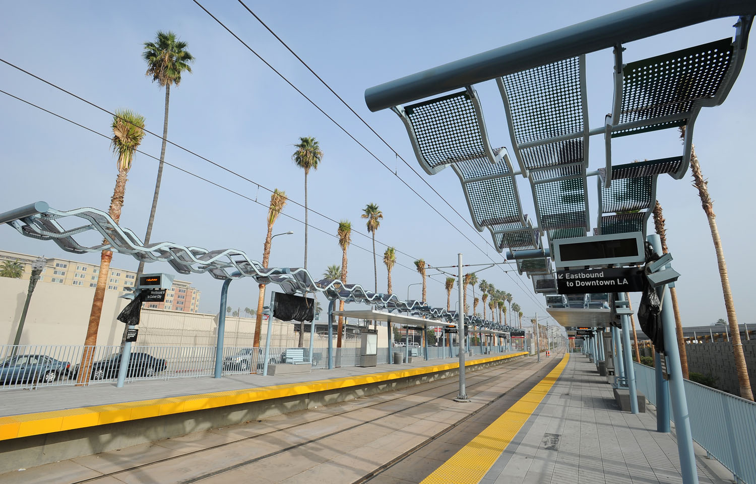 Expo Line Stations El moderno techo ondeado permite la entrada de los rayos solares, pero también de la lluvia. Así que en tiempo de aguas no olvide su paraguas. (Foto Juan Ocampo/El Pasajero).